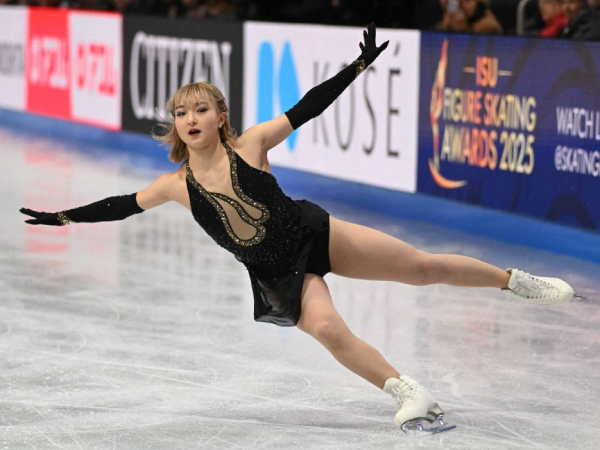 Kaori Sakamoto menjadi wanita pertama sejak Peggy Fleming yang memenangkan tiga gelar dunia berturut-turut, dengan gelar ketiganya diraih pada 2024. (Foto: AP)