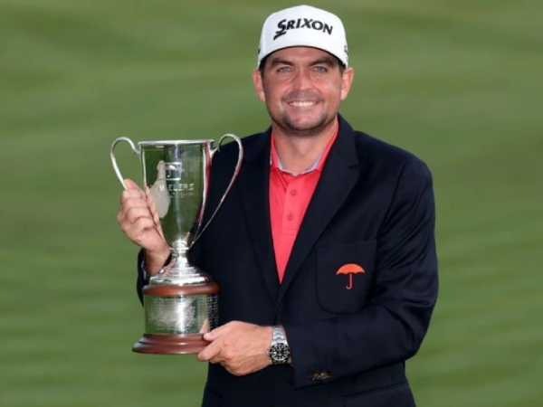 Keegan Bradley berpose dengan trofi Travelers Championship. (Foto: Golf Digest)