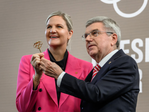 Kirsty Coventry (kiri) berpose bersama Thomas Bach saat penyerahan kunci simbolis kepresidenan. (Foto: AFP)