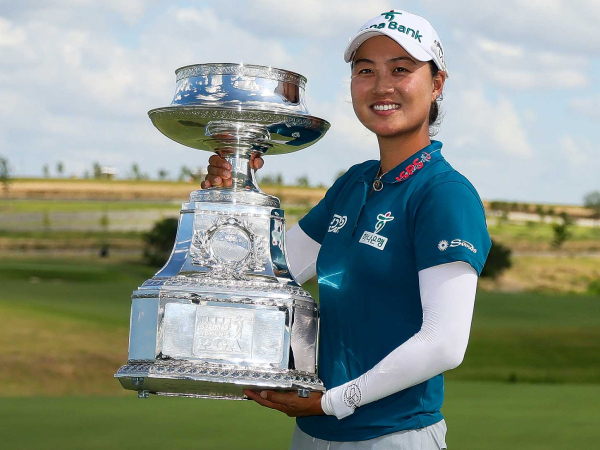 Minjee Lee berpose dengan trofi KPMG Women’s PGA Championship. (Foto: Golf Digest)