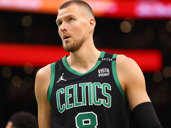 Pertukaran Jrue Holiday dan Kristaps Porzingis dilaporkan menghemat $180 juta bagi Boston Celtics dalam proyeksi denda pajak barang mewah. (Foto: AP)