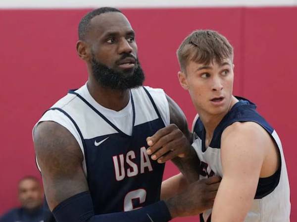 Cooper Flagg (kanan) dan LeBron James sempat “berduel” di latihan Tim AS jelang Olimpiade 2024. (Foto: AP)