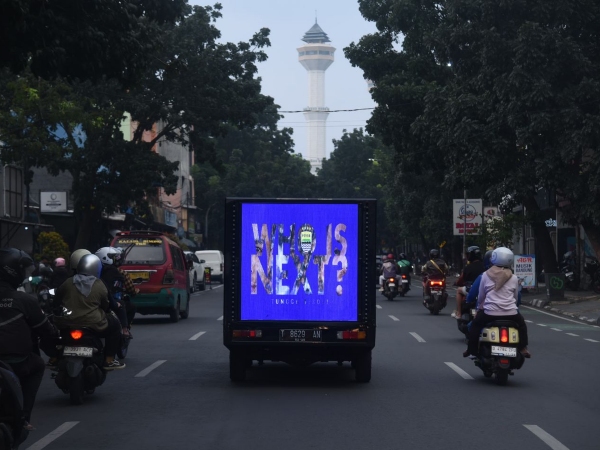 Persib menayangkan teaser pemain baru melalui mobitron