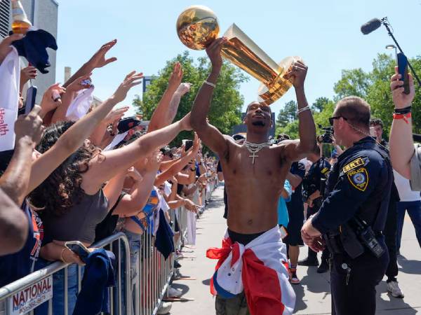 Bintang Thunder dan MVP Final Shai Gilgeous-Alexander (kanan) memboyong trofi untuk merayakan lebih dekat dengan penggemar. (Foto: AP)