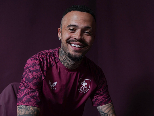 Burnley mendapatkan bek kiri baru, Quilindschy Hartman