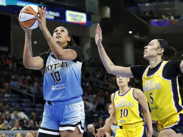 Kamilla Cardoso mencetak 27 poin saat Chicago Sky meraih kemenangan 97-86 atas tim tamu Los Angeles Sparks pada Selasa (24/6) malam. (Foto: AP)