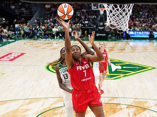 Aliyah Boston (depan) mencetak 31 poin saat tim tamu Indiana Fever meraih kemenangan 94-86 atas Seattle Storm pada Selasa (24/6) malam. (Foto: AP)