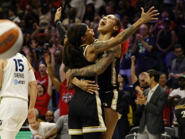 Para pemain Washington Mystics bersorak setelah meraih kemenangan 68-64 atas Minnesota Lynx pada Selasa (24/6) malam. (Foto: AP)