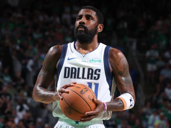 Kyrie Irving sebut komitmen bersama dan visi franchise sebagai alasan utama untuk tetap tinggal, sekaligus juga ingin membangun warisan di Dallas. (Foto: AP)