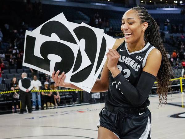 A’ja Wilson melakukan selebrasi saat menembuh 5.000 poin sepanjang kariernya di WNBA. (Foto: AP)