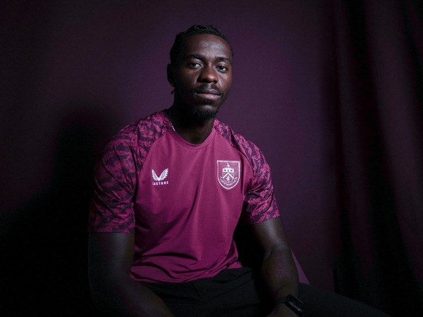 Burnley mendapatkan Axel Tuanzebe secara cuma-cuma
