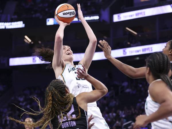 Breanna Stewart (kiri) mencetak 23 poin saat New York Liberty menang tipis 81-78 atas tuan rumah Golden State Valkyries pada Rabu (25/6) malam. (Foto: AP)