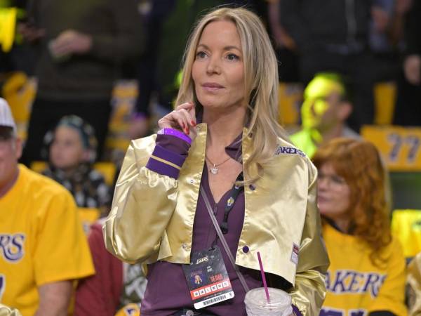 Jeanie Buss, yang kini bergabung dengan Walter dan TWG Global, siap memandu Lakers melalui transisi ini. (Foto: AP)
