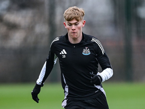 Bek kiri Newcastle United, Lewis Hall
