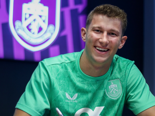 Kiper baru Burnley, Max Weiss