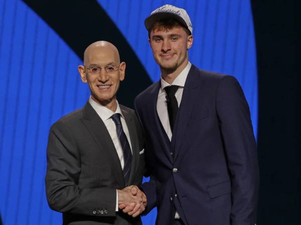 Cooper Flagg (kanan) berjabat tangan dengan Komisioner Adam Silver setelah diumumkan sebagai pilihan pertama Draft NBA 2025. (Foto: AP)
