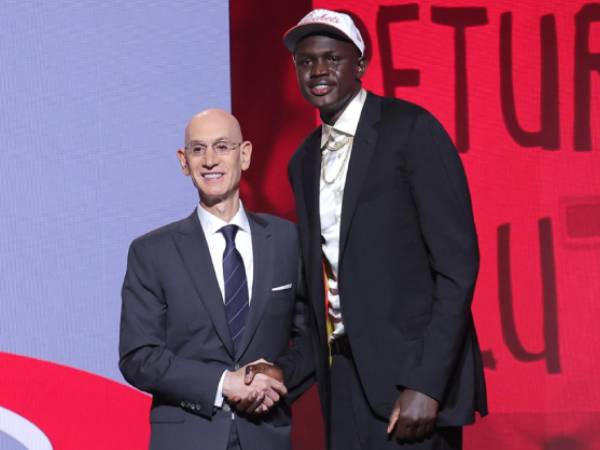 Khaman Maluach (kanan) berjabat tangan dengan Komisioner Adam Silver setelah diumumkan sebagai pilihan ke-10 di Draft NBA 2025. (Foto: AP)