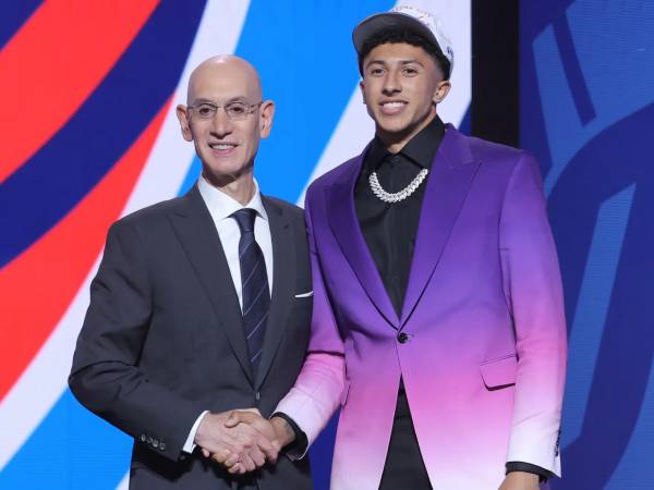 Nique Clifford (kanan) berjabat tangan dengan Komisioner Adam Silver setelah diumumkan sebagai pilihan ke-24 di Draft NBA 2025. (Foto: AP)