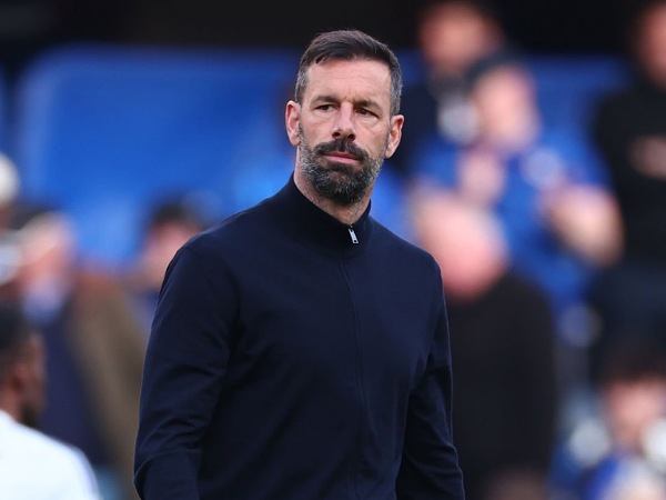 Ruud van Nistelrooy pergi lebih cepat dari Leicester City