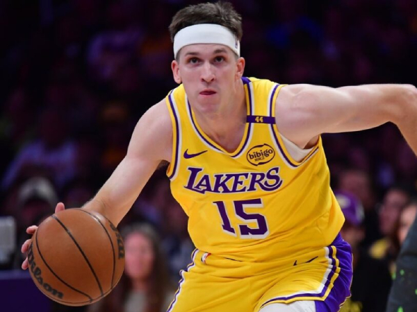 Meski tak terpilih dalam NBA Draft 2021, Austin Reaves secara konsisten naik dari status rookie yang tidak dikenal menjadi bagian inti rotasi Lakers. (Foto: AP)