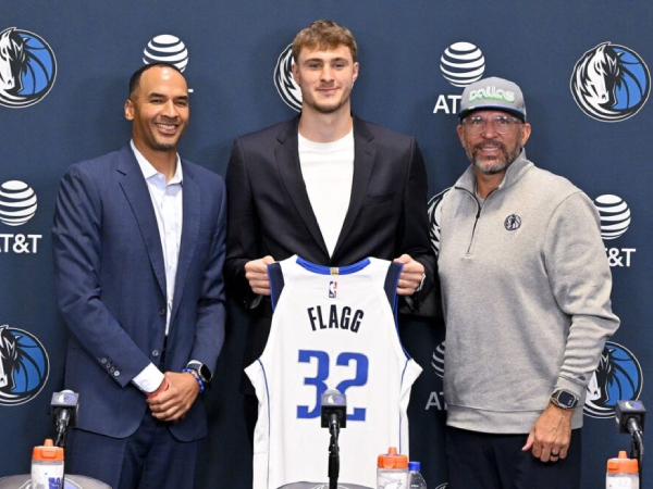 Cooper Flagg (tengah) berpose dengan jersey barunya sebagai pemain Mavericks. (Foto: AP)