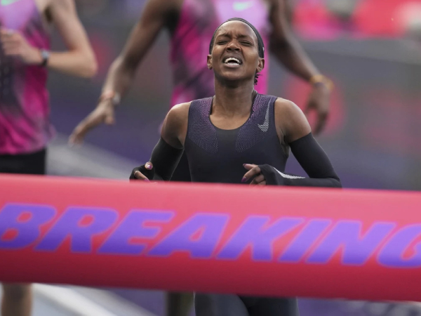 Faith Kipyegon berlari menjelang garis finis dalam ajang khusus bertajuk "Breaking4: Faith Kipyegon vs. the 4-Minute Mile". (Foto: AP)