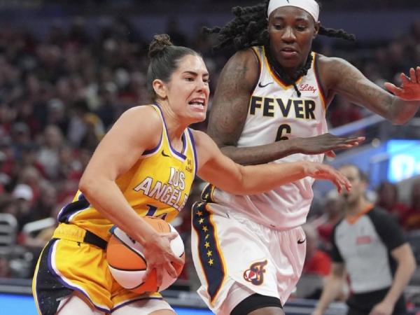 Kelsey Plum mencetak 21 poin saat Los Angeles Sparks meraih kemenangan 85-75 atas Indiana Fever pada Kamis (26/6) di Indianapolis. (Foto: AP)