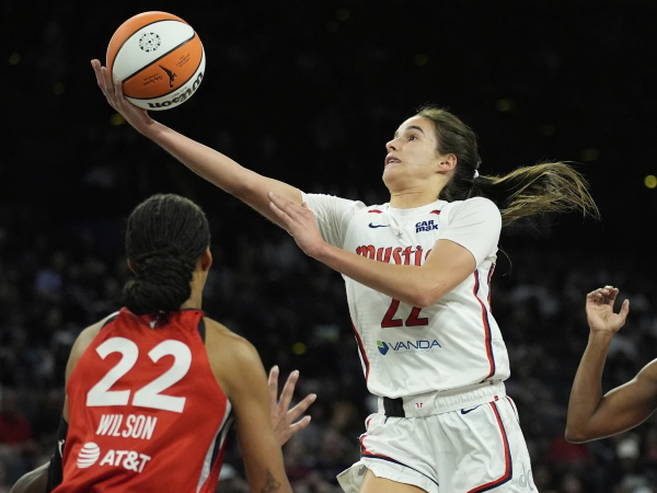 Rookie Sonia Citron (kanan) mencetak 21 poin saat tim tamu Washington Mystics meraih kemenangan 94-83 atas Las Vegas Aces pada Kamis (26/6). (Foto: AP)