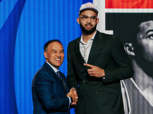Johni Broome (kanan) dipilih sebagai pilihan ke-35 secara keseluruhan oleh Philadelphia 76ers di putaran kedua Draft NBA 2025. (Foto: AP)