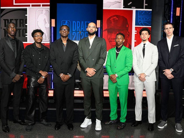 Sejumlah pemain yang hadir untuk putaran kedua Draft NBA kedua berpose pada Kamis (26/6) di Barclays Center, Brooklyn, New York. (Foto: AP)
