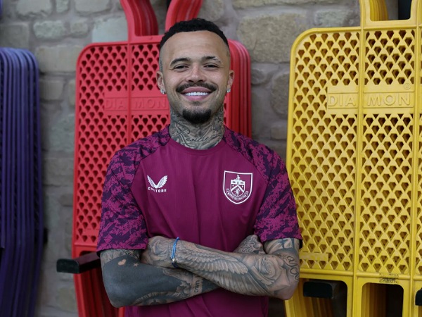 Bek kiri baru Burnley, Quilindschy Hartman