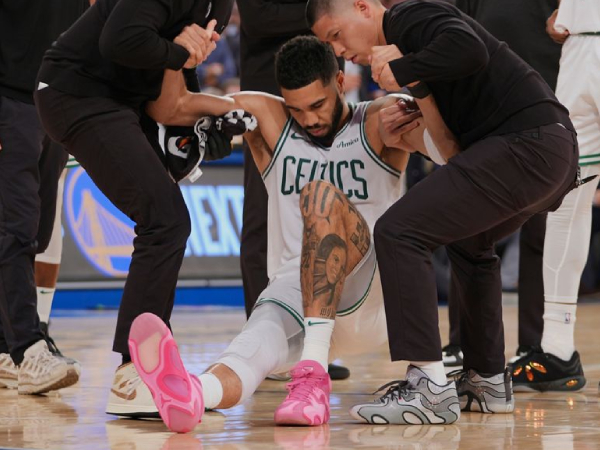 Jayson Tatum mengalami cedera robek tendon Achilles kanannya dalam kekalahan Celtics di playoff melawan New York Knicks. (Foto: AP)