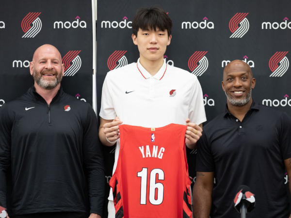 Yang Hansen (tengah) diapit Manajer Umum Joe Cronin dan pelatih Chauncey Billups. (Foto: OPH)