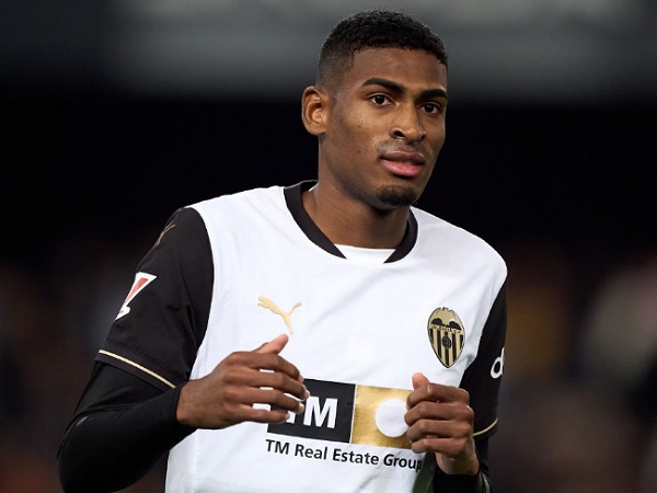 Arsenal hampir mendapatkan bek Valencia, Cristhian Mosquera