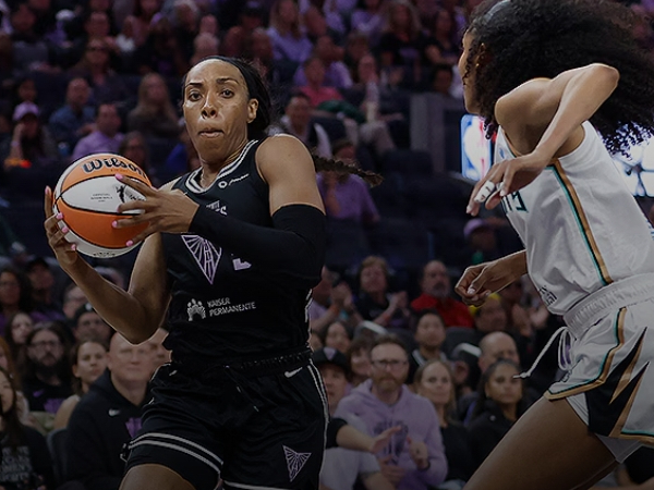 Kayla Thornton (kiri) mencetak 29 poin saat Golden State Valkyrie mengalahkan tim tamu Chicago Sky 83-78 pada Jumat (27/6) malam. (Foto: AP)