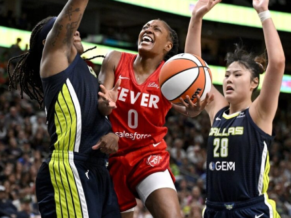 Kelsey Mitchell (tengah) mencetak 32 poin saat tim tamu Indiana Fever mengalahkan Dallas Wings 94-86 pada Jumat (27/6) malam. (Foto: AP)