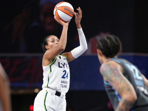 Napheesa Collier (kiri) mencetak 26 poin saat Minnesota Lynx menang 96-92 atas Atlanta Dream via overtime pada hari Jumat (27/6) malam. (Foto: AP)