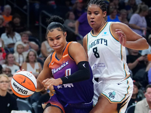 Satou Sabally (kiri) mencetak 25 poin saat Phoenix Mercury meraih kemenangan 106-91 atas New York Liberty pada Jumat (27/6) malam. (Foto: AP)