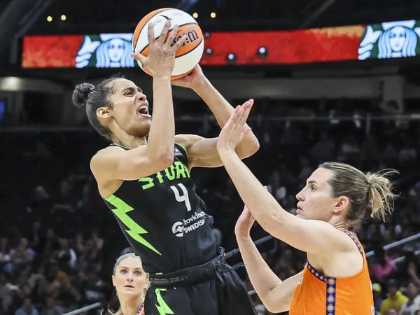 Skylar Diggins (kiri) mencetak 24 poin saat Seattle Storm meraih kemenangan mudah 97-81 di kandang atas Connecticut Sun pada Jumat (27/6) malam. (Foto: AP)