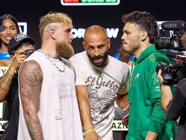 Julio Cesar Chavez Jr (kanan) dan Jake Paul. (Foto: Fight TV)