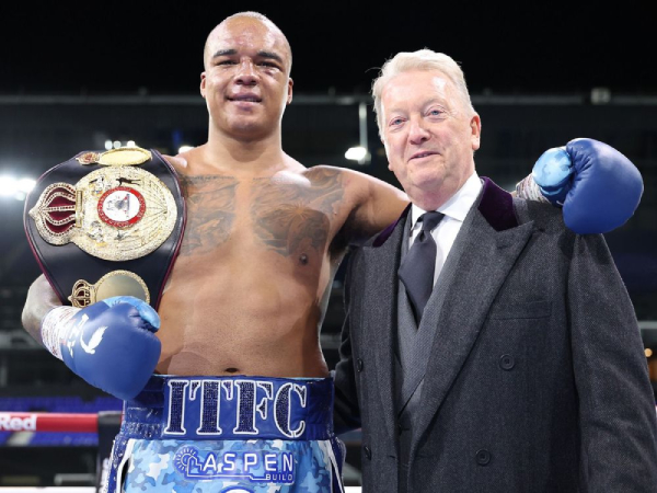 Fabio Wardley (kiri) dan promotor Frank Warren. (Foto: Fight TV)