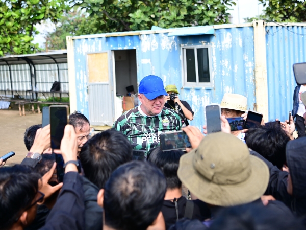 Pelatih Persib, Bojan Hodak ketika diwawancara
