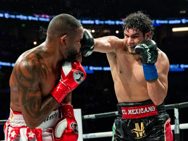 Gilberto Ramirez (kanan) mengungguli Yuniel Dorticos. (Foto: Fight TV)