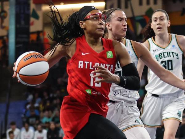 Allisha Gray (kiri) mencetak 20 poin saat Atlanta Dream meraih kemenangan 90-81 atas tim tamu New York Liberty pada Minggu (29/6) siang. (Foto: AP)