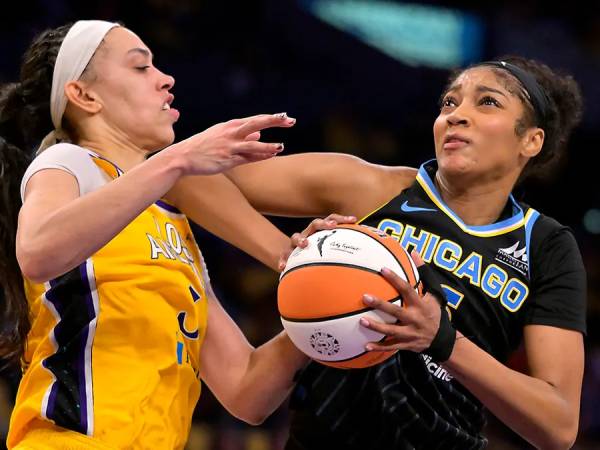 Angel Reese (kanan) mencatatkan double-double saat tim tamu Chicago Sky menang 92-85 atas Los Angeles Sparks pada Minggu (29/6). (Foto: AP)