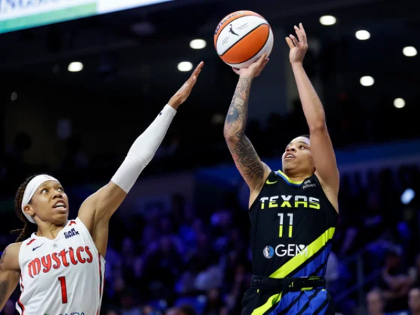 JJ Quinerly (kanan) mencetak 15 poin saat Dallas Wings mengalahkan Washington Mystics 79-71 pada Sabtu (28/6) malam di Arlington, Texas. (Foto: AP)