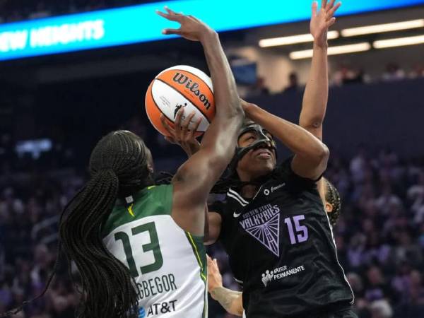 Tiffany Hayes (kanan) mencetak 21 poin saat Golden State Valkyries mengalahkan Seattle Storm 84-57 pada Minggu (29/6) malam di San Francisco. (Foto: AP)
