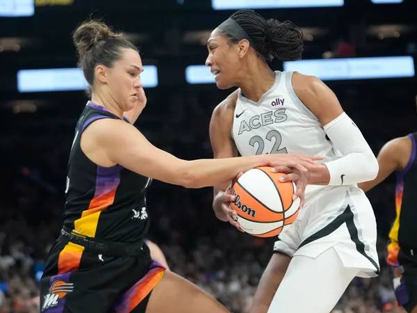A’ja Wilson (kanan) mencetak 26 poin saat Las Vegas Aces mengalahkan Phoenix Mercury 84-81 pada Minggu (29/6). (Foto: AP)