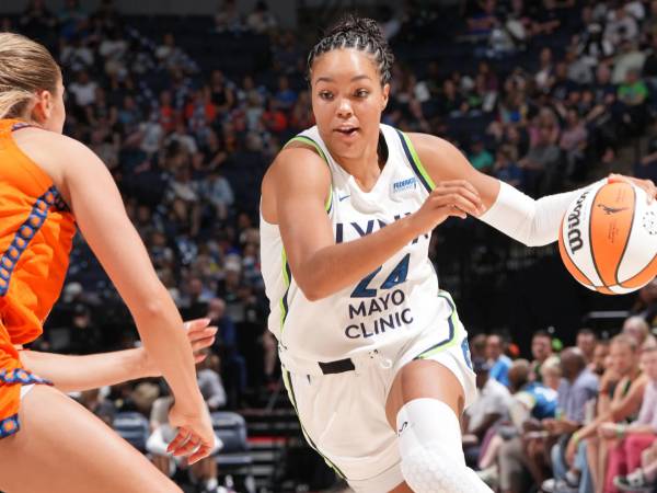 Napheesa Collier (kanan) mencetak 23 poin saat Minnesota Lynx menang 102-63 atas Connecticut Sun pada Minggu (29/6) di Minneapolis. (Foto: AP)