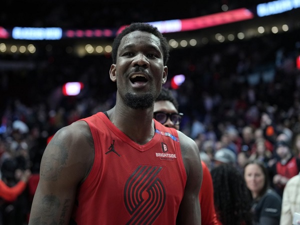 Los Angeles Lakers dikabarkan paling berminat bajak Deandre Ayton.